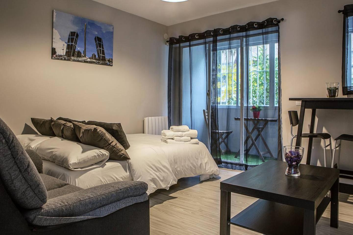 Lovely 3 Bedroom Apartment Next To Fuencarral มาดริด ภายนอก รูปภาพ